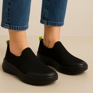 OOFOS OOMG EEZEE woman’s black canvas shoes size 7 BRAND NEW in BOX